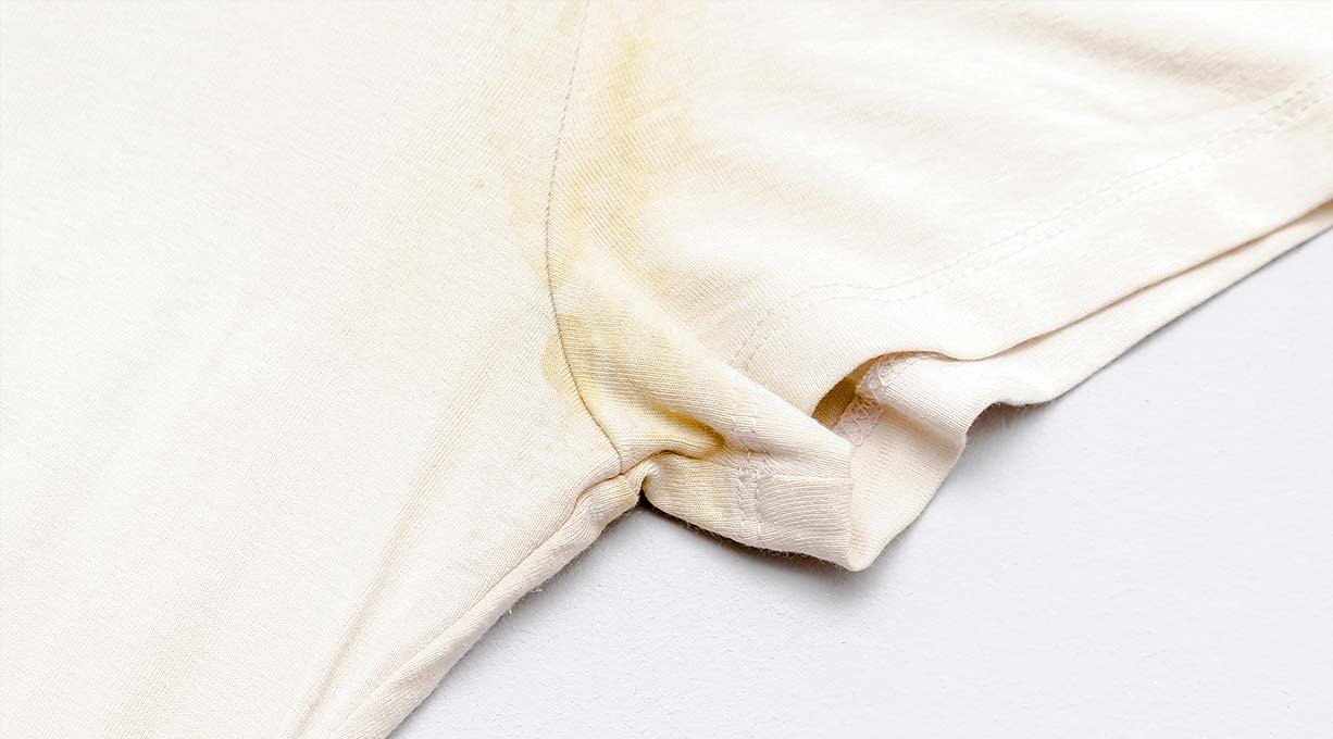Biała koszulka z żółtymi plamami pod pachami