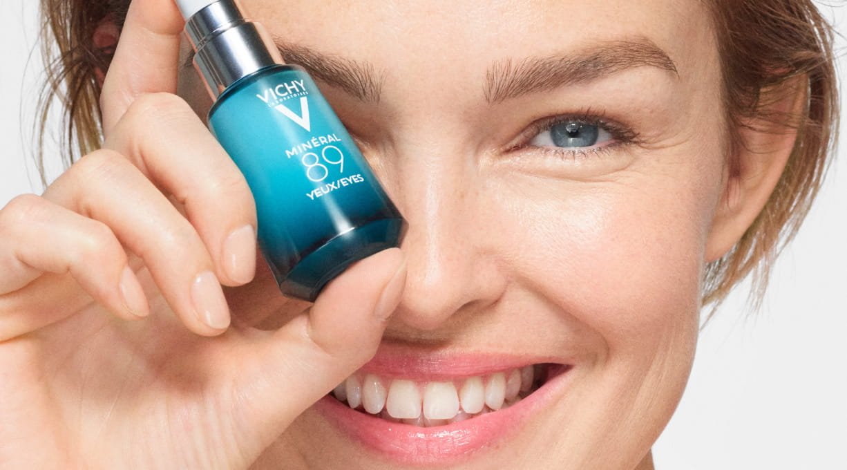Kobieta z Vichy Mineral 89 krem pod oczy