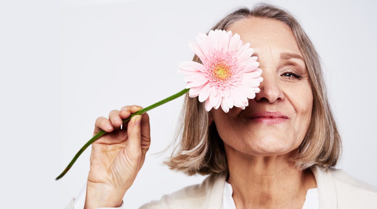 Szczęśliwa kobieta w trakcie menopauzy