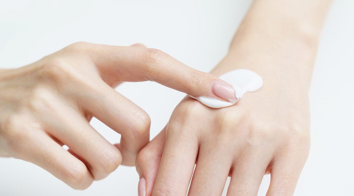 Aplikacja SPF 100 na dłonie