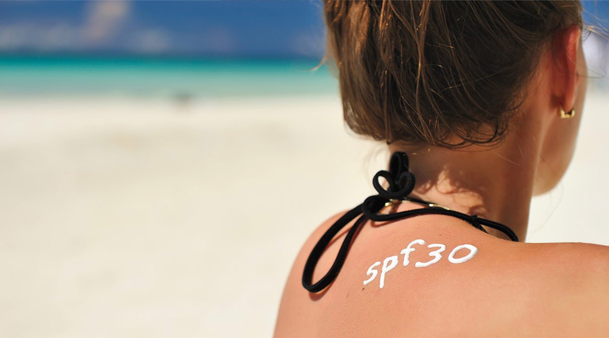 Napis SPF30 na plecach kobiety