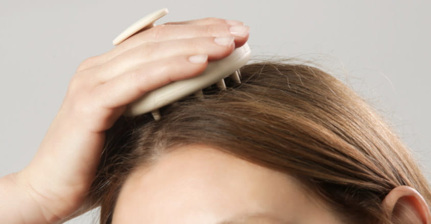 Masaż skóry głowy wykonywany masażerem