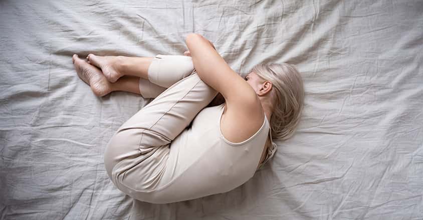 Kobieta zmagająca się z objawami menopauzy