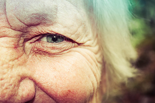 Antiaging - twarz starszej kobiety ze zmarszczkami
