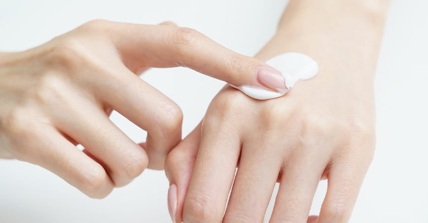 Aplikacja SPF 100 na dłonie