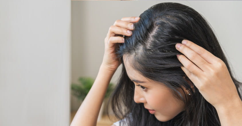 Kobieta zastanawia się, ile rosną włosy