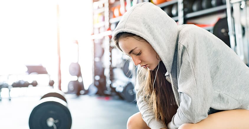 Młoda dziewczyna zastanawiająca się nad wyborem skutecznego antyperspirantu dla nastolatków