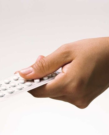Premenopauza a płodność – kiedy należy zaprzestać stosowania tabletek antykoncepcyjnych? Jak menopauza wpływa na płodność?