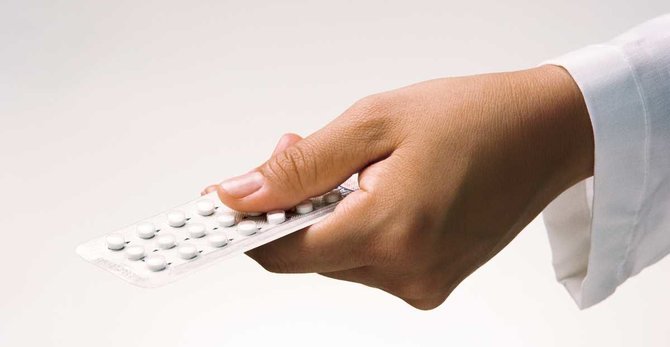 Perimenopauza a płodność – kiedy należy zaprzestać stosowania tabletek antykoncepcyjnych? Jak menopauza wpływa na płodność?