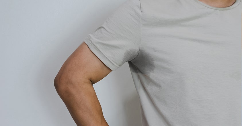 Mężczyzna z problemem nadpotliwości, który nie zastosował dobrego męskiego antyperspirantu