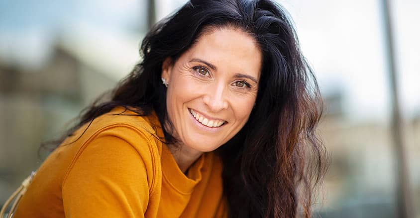 Dojrzała kobieta o brązowych włosach