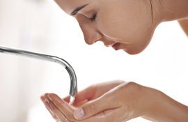 L’eau du robinet : amie ou ennemie des peaux sensibles ?