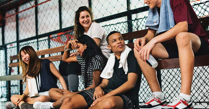 Grupa roześmianej młodzieży po treningu stosującej dobry antyperspirant dla nastolatków