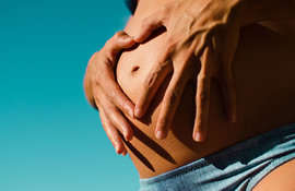 Brzuch kobiety w ciąży. Czy opalanie w ciąży jest bezpieczne - Vichy.