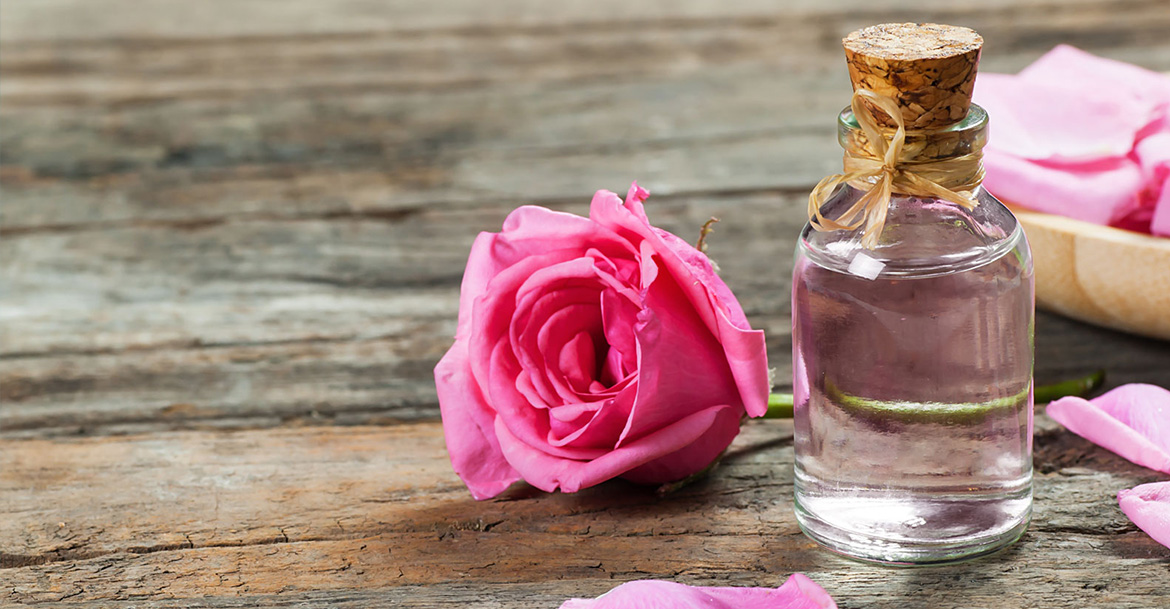 Olejek różany nie tylko pięknie pachnie, ale też wspaniale pielęgnuje skórę