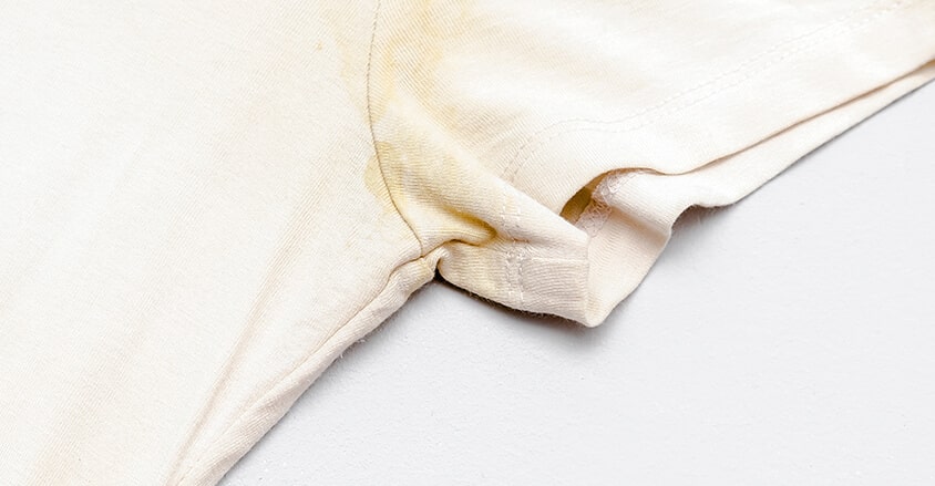 Biała koszulka z żółtymi plamami pod pachami