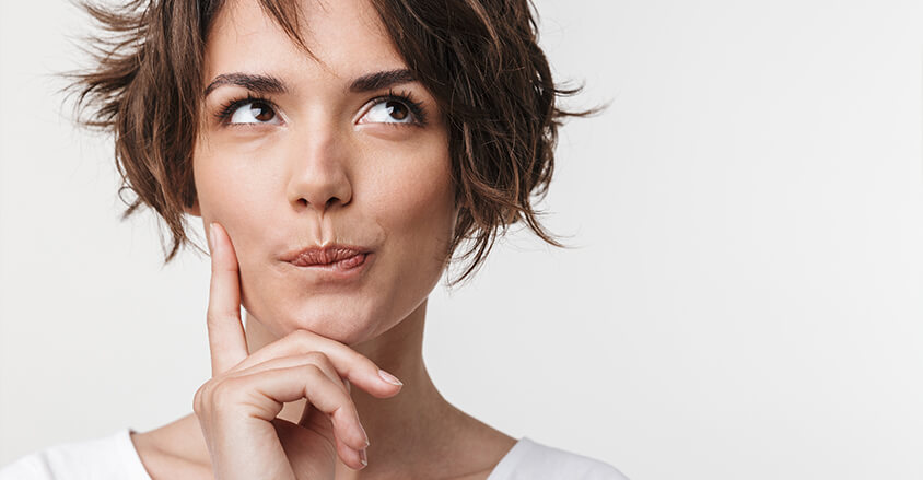 Kobieta zastanawiająca się czym się różni dezodorant od antyperspirantu