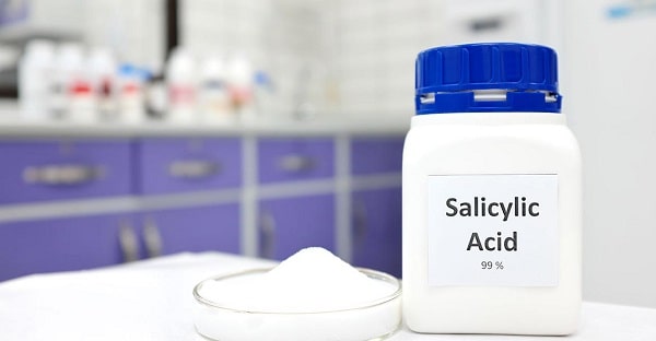 Kwas salicylowy jest częstym składnikiem kosmetyków na trądzik 