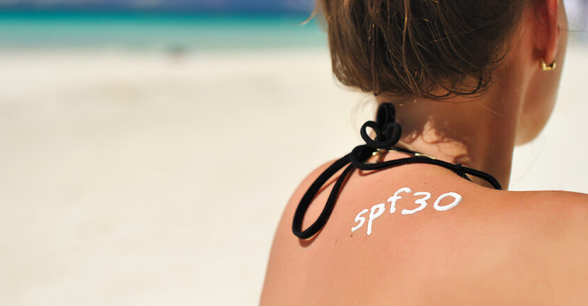 Napis SPF30 na plecach kobiety