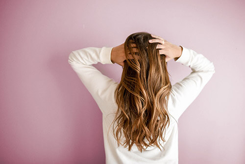 Menopauza - kobieta z długimi włosami
