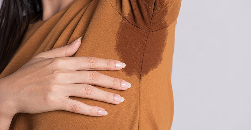 Zdjęcie pachy kobiety z nadmierną potliwością