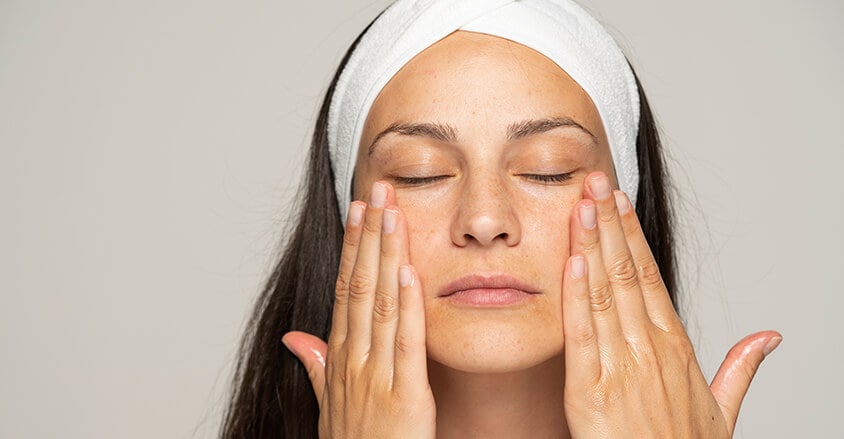 Sposób na to, jak odmłodzić twarz naturalnie, za pomocą masażu