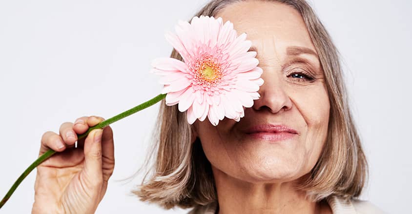 Szczęśliwa kobieta w trakcie menopauzy