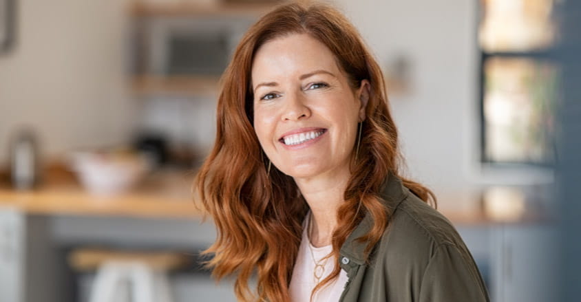 Uśmiechnięta kobieta stosująca HTZ