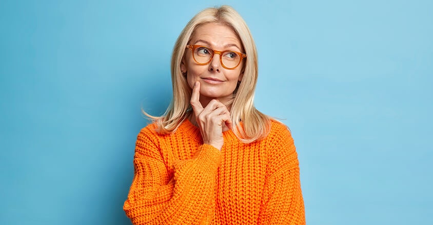 Kobieta zastanawiająca się, jak odmłodzić twarz