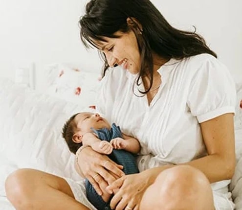 Wypadanie wlosów po ciąży - kobieta karmiąca dziecko piersią