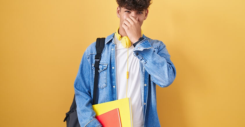 Młody chłopak przed zastosowaniem antyperspirantu dla nastolatków