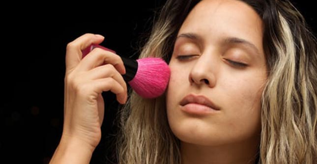 Puder matujący pozwala wykonać poprawki makijażu w ciągu dnia
