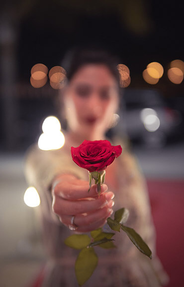Menopauza - kobieta z różą