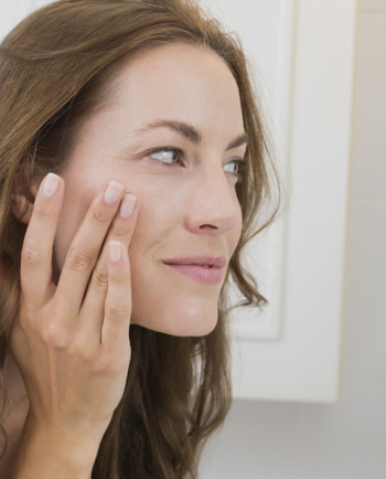 Jak zlikwidować suche skórki na twarzy? Sprawdź 5 sprawdzonych sposobów!